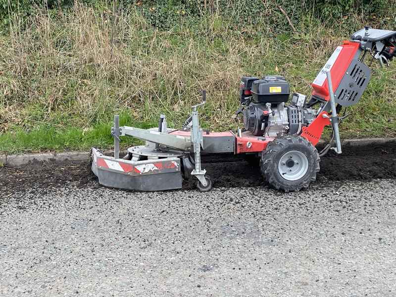 How to perfectly deal with weed and heavy soil on (m)any surfaces - Cover Image